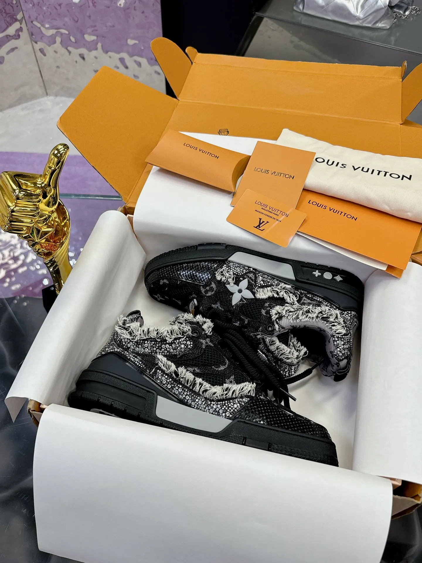 Men's shoes 💰900❤️❤️❤️ 𝙇𝙑 Bread shoes have added new colors 💓 Craftsmanship series 𝟐𝟎𝟐5/𝐒𝐒 𝐧𝐞𝐰 Louis Vuitton catwalk skate shoes are popular, LOUIS VUITTON Trainer is undoubtedly one of the most successful Sneakers launched by luxury brands, but the pace of exploration will not stop. LOUISVUITTON will also bring a new series of skateboard shoes in the spring of 2025. The new series in the picture returns to the 90s Chunky Skate Shoes look and feel. The uppers are made of leather and mesh. The fat silhouette and thick shoelaces are very eye-catching. It is expected to have quite a few colors like the Trainer. Judging from the previous DIOR show skate shoes, this chunky style may be even stronger next year. 💎 Size: Female 35-40 Male 39-46